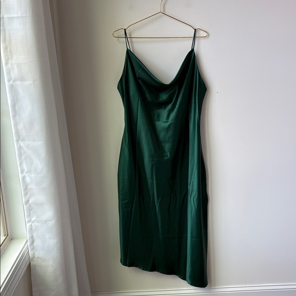 Petal & Pup Dresses & Skirts - NWT Petal + Pup Cyprus Slip Dress in Emerald Adjustable Wedding Guest Size 12